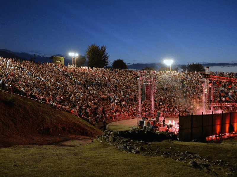 ΣΤΗ ΣΚΙΑ ΤΟΥ ΟΛΥΜΠΟΥ